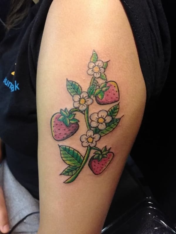 tatuagens de morango com flores