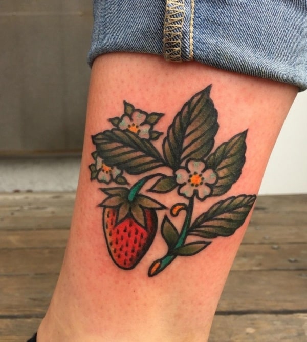 tatuagens de morango desenhada na perna