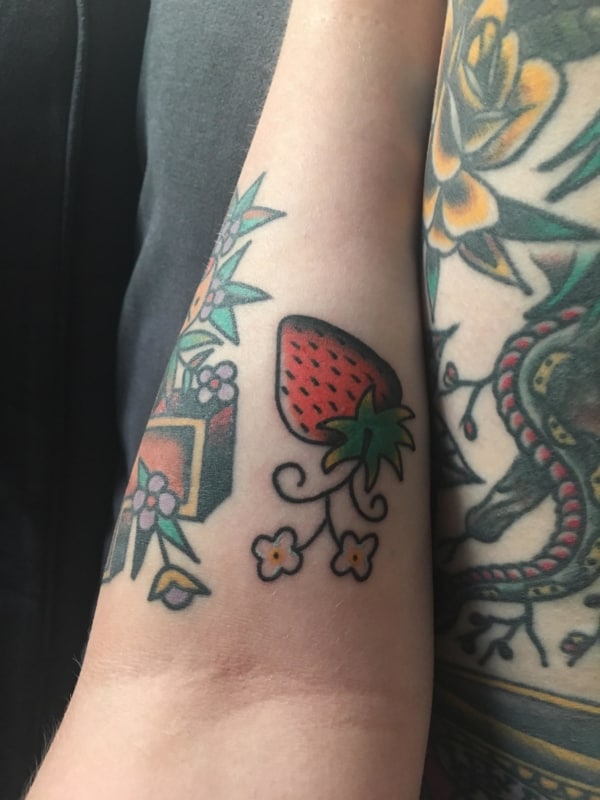 tatuagens de morango desenho no braço