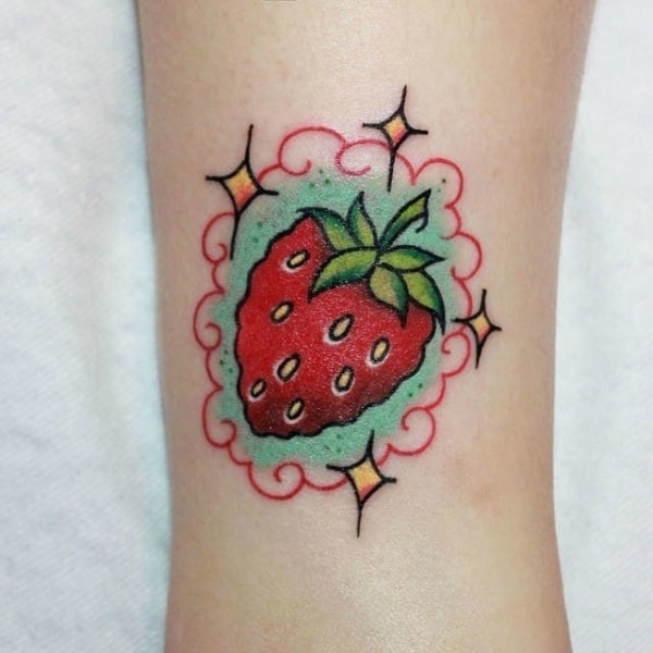 tatuagens de morango em braço