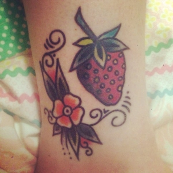 tatuagens de morango em pulso