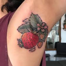 tatuagens de morango embaixo do braço