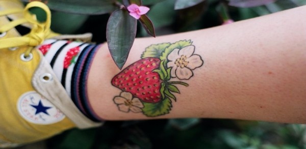 tatuagens de morango na panturrilha