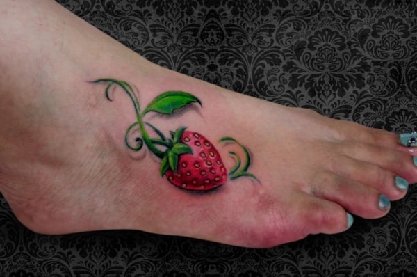 tatuagens de morango no pé