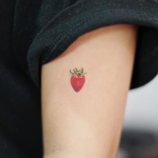 tatuagens de morango pequena no braço