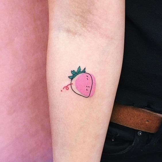 tatuagens de morango simples no braço
