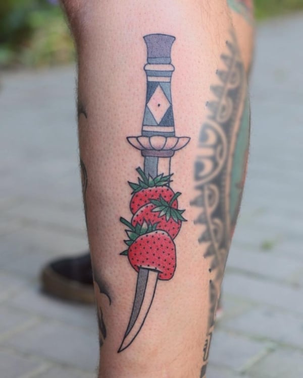 tatuagens de morangos com faca