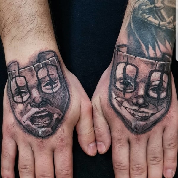 variação de tatuagem chora agora ri depois na mão