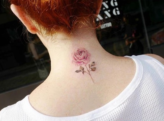 tatuagem delicada de rosa na nuca