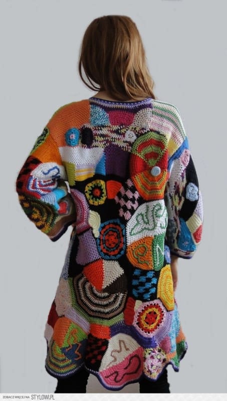 casaco de inverno colorido em crochê
