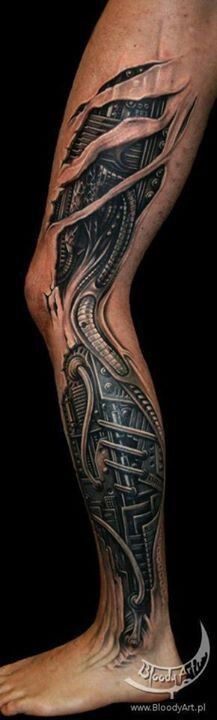 tatuagem biomecânica grande na perna