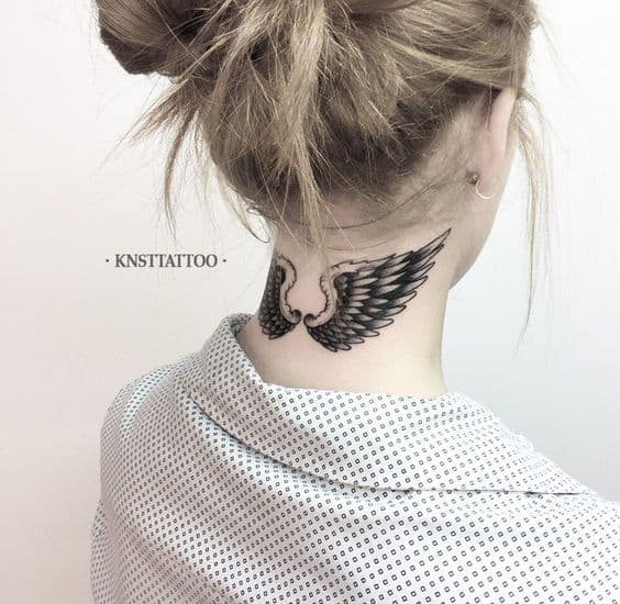 tatuagem feminina de asas no pescoço