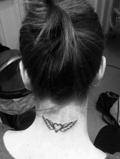 tatuagem feminina de asas com coração