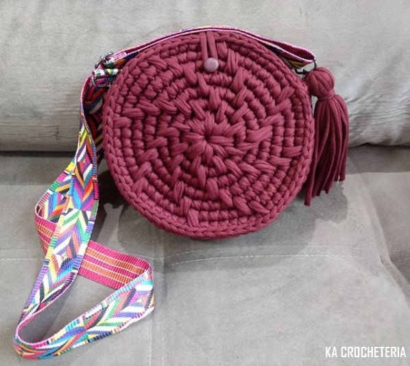 bolsa redonda de fio de malha com alça colorida