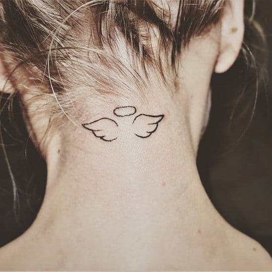 tatuagem feminina de asas com auréola