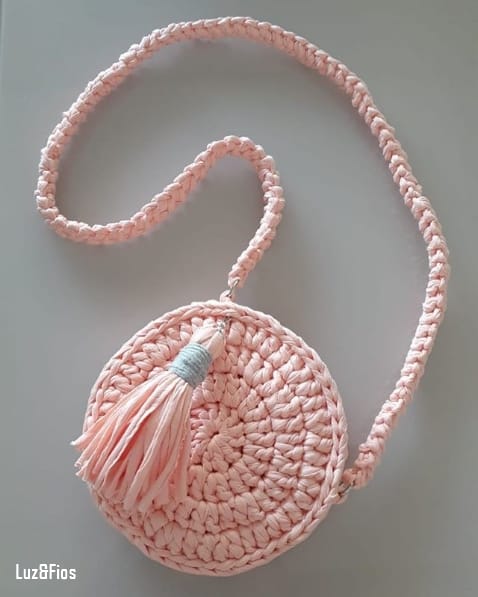 bolsa redonda rosa com alça longa em fio de malha