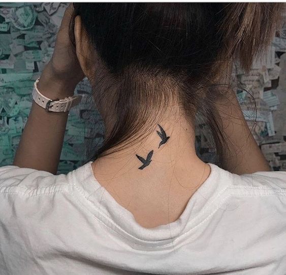 tatuagem de pássaros na nuca
