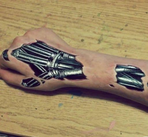 tatuagem biomecânia na mão