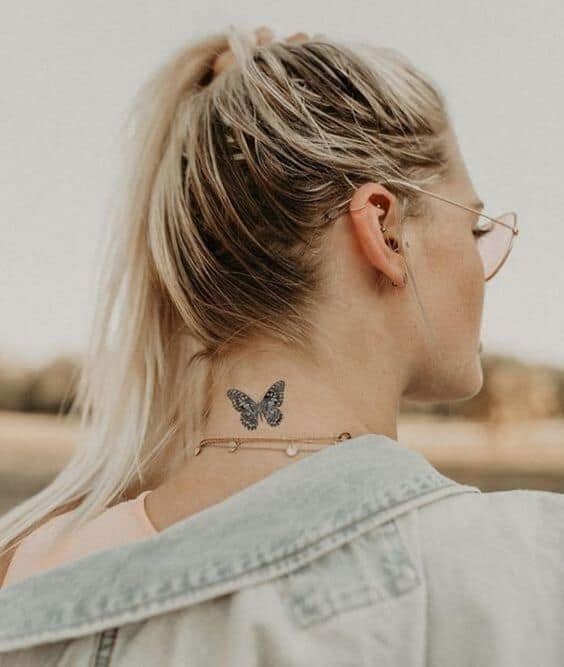 tatuagem feminina de borboleta na nuca