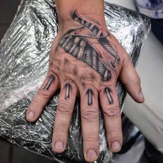 tatuagem masculina na mão