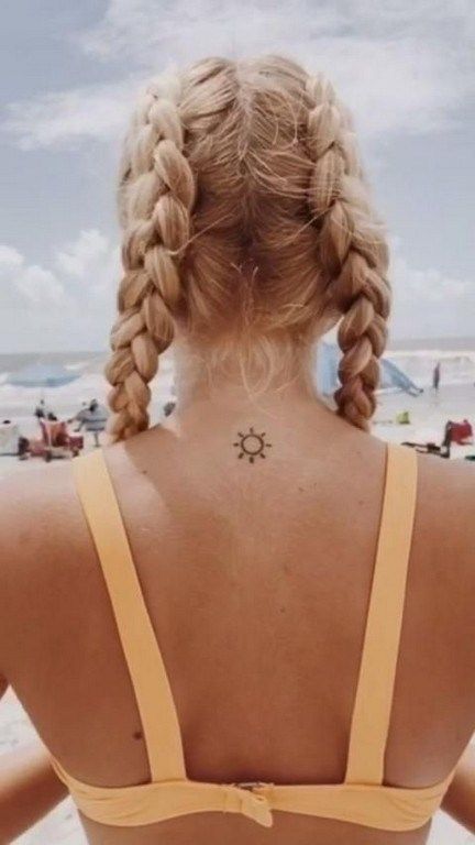tatuagem de sol na nuca