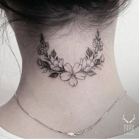 tatuagem de ramo de flores na nuca