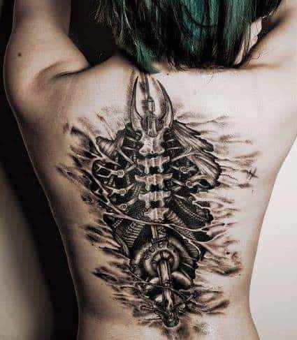 tatuagem feminina biomecânica nas costas