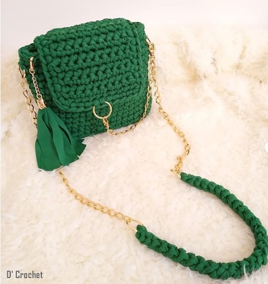 bolsa artesanal verde e pequena com alça de corrente