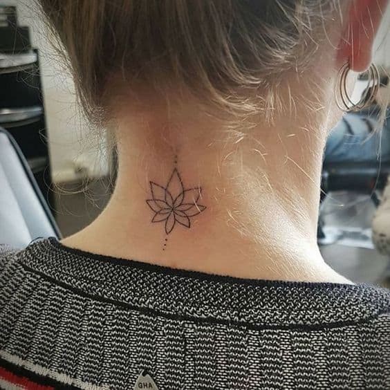 tatuagem de flor de lótus na nuca