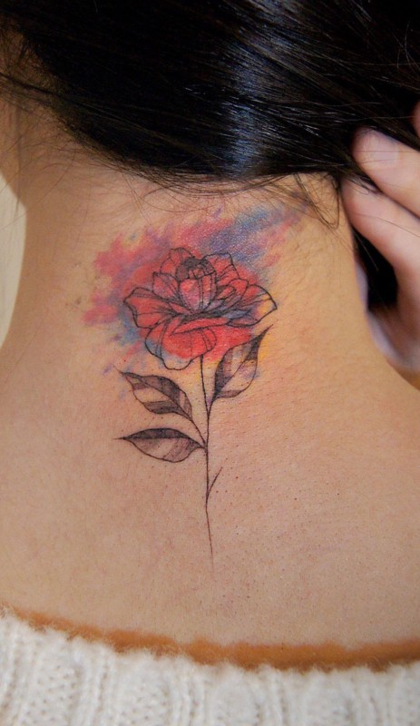 tatuagem com efeito aquarela na nuca