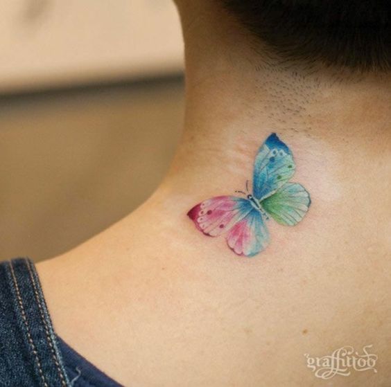 tattoo de borboleta colorida na nuca