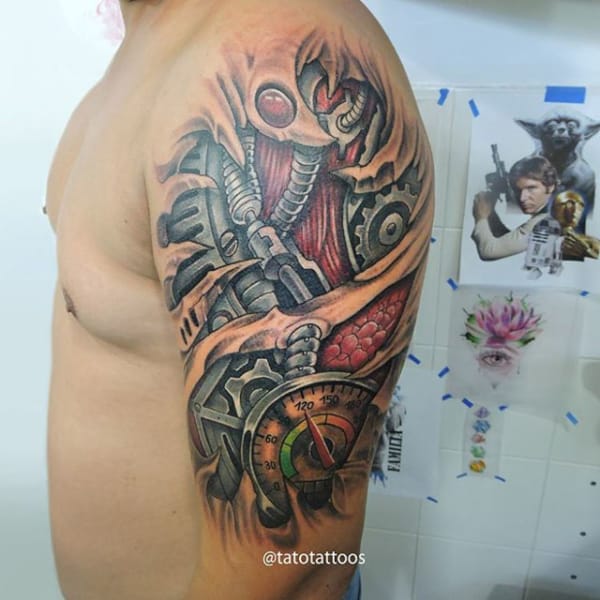 tatuagem colorida masculina no ombro
