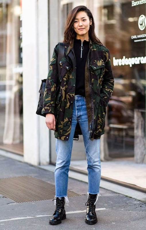 look de inverno com calça jeans e jaqueta camuflada