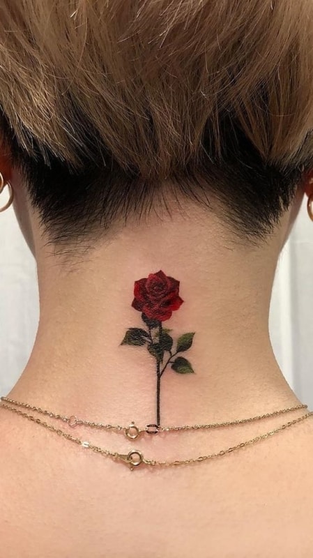 tatuagem de rosa vermelha na nuca