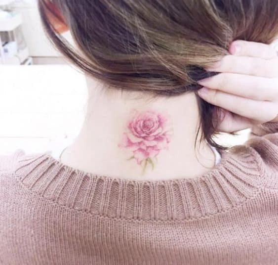 tatuagem feminina de rosa no pescoço