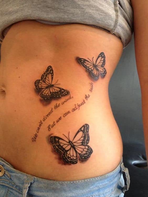 Borboletas e frases tatuadas na barriga