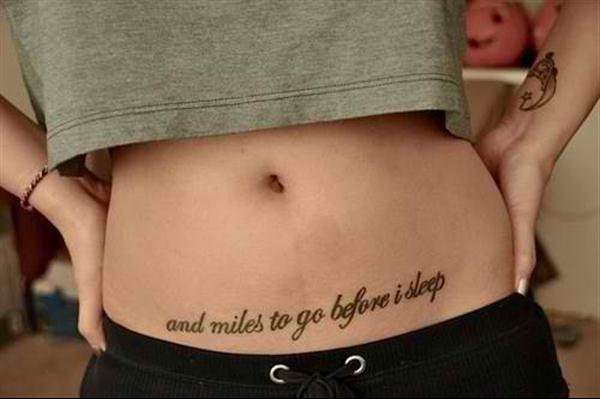 Frase em inglês tatuada na barriga