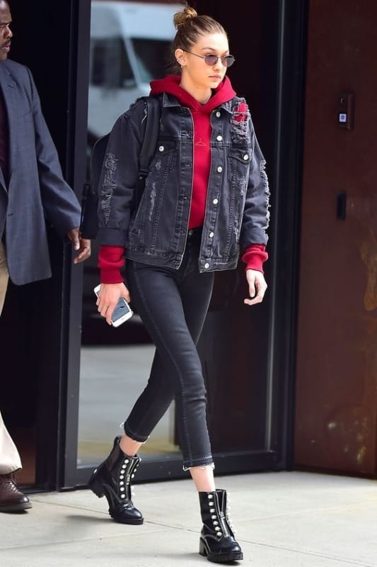 Jaqueta feminina preta jeans com blusa vermelha