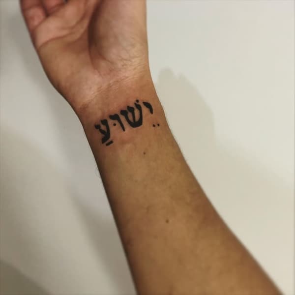 Jesus tatuado em hebraico