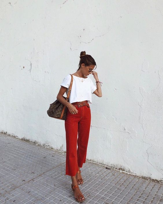 Look com calça vermelha e cropped branco