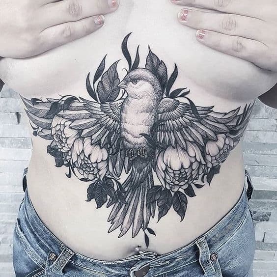Pássaro tatuado na barriga