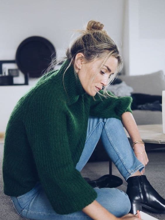 Suéter em tricô de lã verde com gola alta