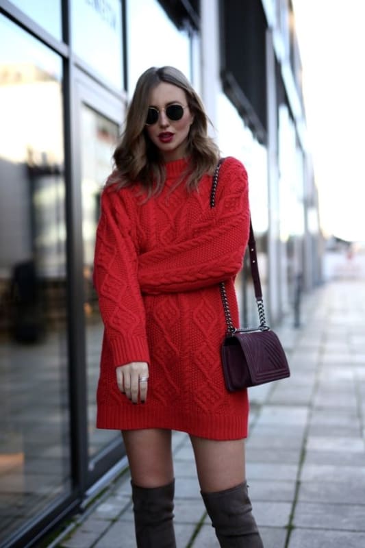 Suéter vermelho sendo usado com vestido de inverno