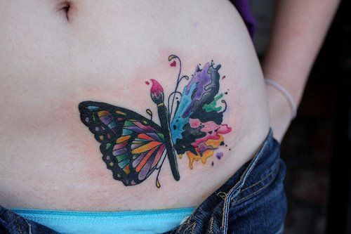 Tattoo aquarelada de borboleta na barriga