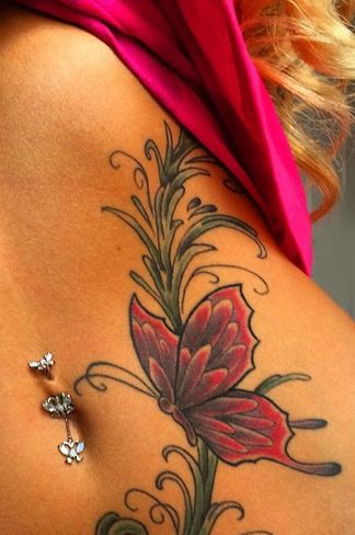 Tattoo de borboleta vermelha na barriga