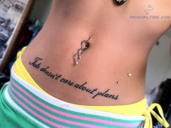 Tattoo de frase no pé da barriga