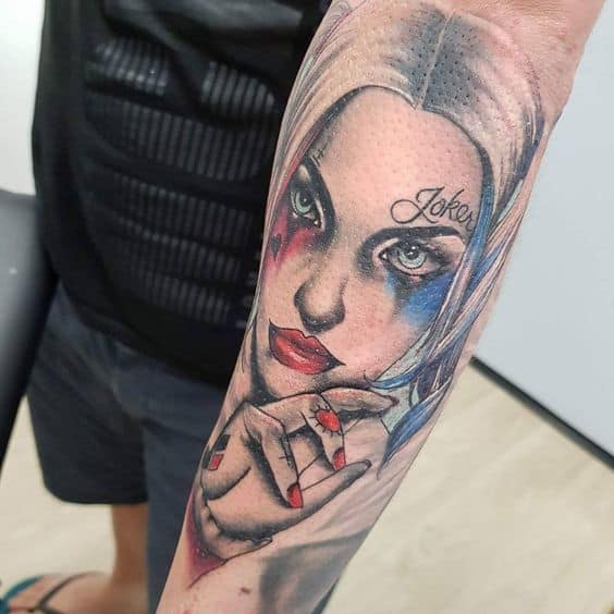 Tatuagem Arlequina no braço