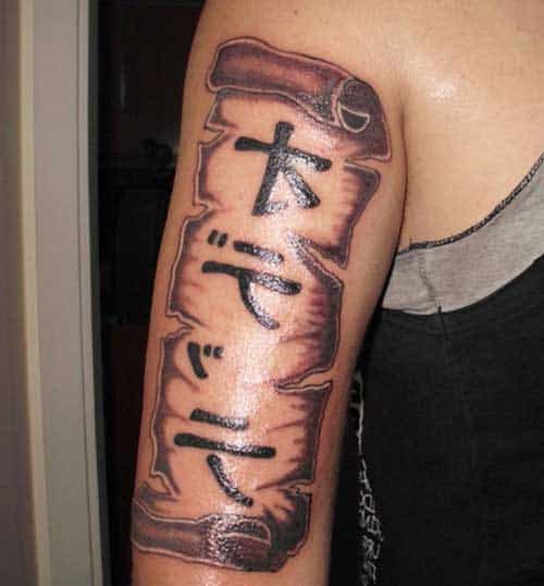 Tatuagem Pergaminho no braço 1