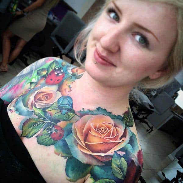 Tatuagem colorida feminina diferente