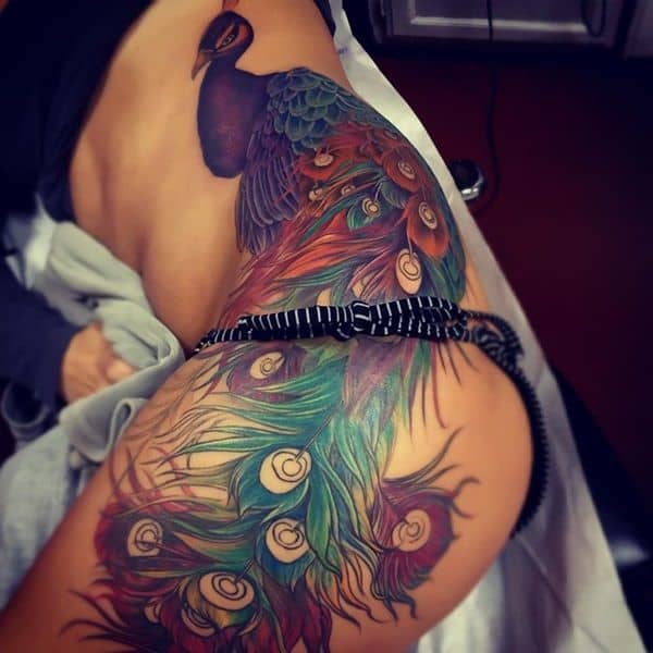 Tatuagem colorida feminina pavão